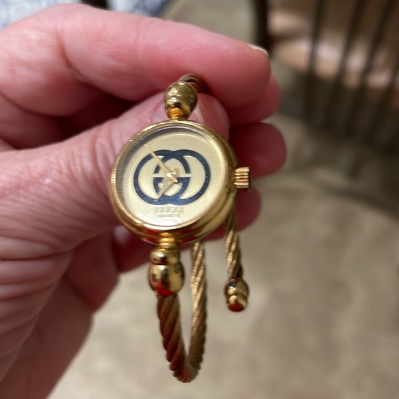 Gucci Bangle Watch 20471L Quartz - Picture 2 of 14